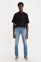 Pantalón de jean de corte slim fit, color celeste claro con desgaste en los muslos.