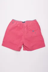 Short de baño amarillo con cintura elástica y cordón ajustable. Presenta bolsillos laterales, un bolsillo trasero y logo bordado en la parte inferior. Incluye suspensor interno y está confeccionado en tela ligera de secado rápido.