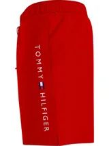 Short de baño rojo con cintura elástica y cordón ajustable.