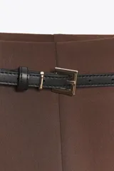 Pantalón culotte negro de tiro medio con trabillas y cinturón fino efecto piel con hebilla metálica. Presenta raya planchada y cierre de cremallera oculta en la costura.
