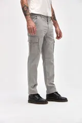 Pantalón cargo de gabardina en color gris, con corte standard slim. Presenta bolsillos laterales y bolsillos cargo con solapa y botones en los muslos.