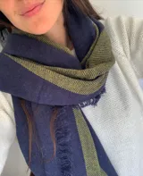 Bufanda de gran tamaño en color azul marino con detalles en verde lima, con diseño de tejido texturizado y bordes desflecados.
