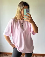 Remerón oversize de manga corta, color rosa pálido, con cuello redondo.