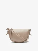 Bandolera color beige con textura craquelada, un compartimento con cierre de cremallera y bolsillo interior con cierre. Asa larga tubular y logo grabado.