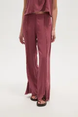 Pantalon de corte recto confeccionado en viscosa, con costuras frontales decorativas con efecto desflecado y aberturas en el ruedo.