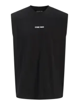 Musculosa negra de algodón con cuello redondo, calce holgado y pequeño estampado frontal con el texto "CORE 1990".