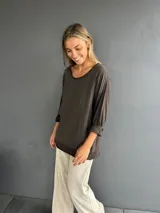 Blusa marrón de diseño holgado, con escote redondo y mangas largas. Confeccionada en la parte delantera con viscosa y algodón, y en la trasera y mangas con una mezcla de algodón, viscosa y lycra.