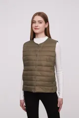 Chaleco acolchado color verde militar con cierre de botones a presión.