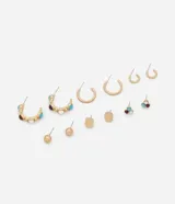 Set de 6 pares de aros de diversos estilos en tono dorado con acabado mate. Incluye aros tipo argolla con detalles de piedras en resina de colores, aros tipo botón con textura martillada, aros tipo argolla lisa, aros pequeños con textura de cuentas y aros tipo botón con diseño de trébol de piedras.