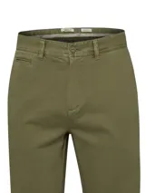 Pantalón de gabardina verde militar, corte regular fit y tiro medio, con bolsillos laterales y traseros.