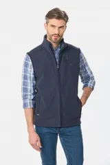 Chaleco de abrigo confeccionado en tejido polar, con cierre frontal completo, cuello alto y bolsillo vertical en el pecho con logo bordado en contraste.