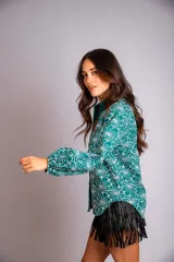 Camisa color crema con bordado de flores blancas, de manga larga abullonada y cuello clásico.