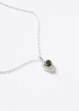 Collar de plata 925 con cadena forcet y dije en forma de corazón con una zirconia verde oliva rodeada de zirconias pequeñas.
