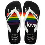 Sandalias tipo ojotas Havaianas con base negra, estampado de bandera arcoíris y la frase 'Love is love'. Presentan tiras blancas con el logo de la marca en relieve.