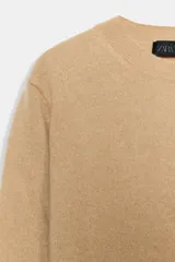 Jersey de cuello redondo y manga larga, confeccionado en hilatura de cashmere 100% con acabados en rib.