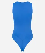 Body básico color azul, sin mangas, con escote halter y ajuste ceñido al cuerpo. Confeccionado en poliamida con elastano.