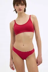 Bralette color piel con breteles regulables y copas removibles.