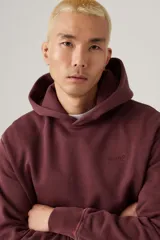 Hoodie color bordó con logo "Levi's" bordado en el pecho, capucha con cordón ajustable, bolsillo canguro y puños y dobladillo acanalados.