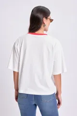 Remera blanca de manga corta con cuello redondo rojo y estampado de una lata de sardinas.