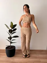 Top halter color arena de tejido waffle con tiras finas.