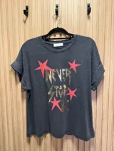 Remera negra con efecto gastado, de algodón, con cuello redondo y mangas cortas con dobladillo. Estampado frontal con la frase "Never Stop Me" en dorado y estrellas rojas.