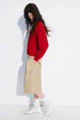 Bermuda larga cargo de color beige, confeccionada en mezcla de algodón. Cuenta con tiro medio, cintura con trabillas, pinzas en el delantero y bolsillos estilo cargo en las piernas.
