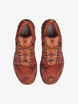 Championes Salomon XA Pro 3D de diseño técnico para trail running, en tonos rojizos y marrones. Presentan una estructura robusta con tecnología 3D Chassis para mayor estabilidad, sistema de cordones de ajuste rápido y suela Contagrip diseñada para un agarre superior en terrenos irregulares.