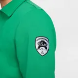 Buzo verde Nike Giannis Standard Issue con cierre de un cuarto, cuello tipo polo, mangas largas y el logotipo "Freak" con el swoosh estampado en el pecho.