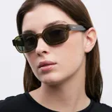 Lentes de sol ovalados con montura verde oliva y lentes verdes polarizadas.