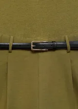 Bolso tipo baguette con estampado de cebra en blanco y negro, asa corta y detalles metálicos dorados.