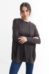 Sweater azul marino de tejido de punto fino, corte holgado, mangas 3/4 y capucha con cordón ajustable.