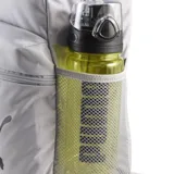 Mochila Puma gris con logo negro estampado en el frente.