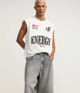 Bermuda de jean para hombre, modelo super baggy, con lavado dirty, bolsillos laterales y cinturón de lazo en la cintura.