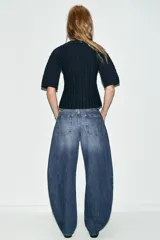 Top de punto rib color azul marino, con cuello redondo y manga corta abullonada.