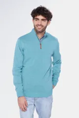 Buzo liso de punto fino en hilo de algodón color azul marino, con cuello alto y cierre frontal parcial con detalle de tirador de cuero.