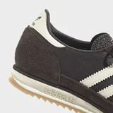 Championes Adidas SL 72 OG, color marrón con las emblemáticas tres tiras y detalles en blanco, suela de caucho y doble juego de cordones en tonos bordó y blanco estampado.
