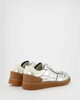 Championes urbanos Coolway modelo Goal, color plateado con detalles en blanco y suela marrón.