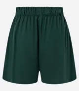 Short runner de viscolino, con cintura elástica, botón decorativo y bolsillos laterales. Presenta un corte evasé holgado con bajo redondeado.