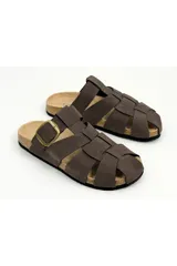 Sandalias negras de estilo pescador, con tiras entrecruzadas, plantilla de corcho y hebilla lateral plateada.