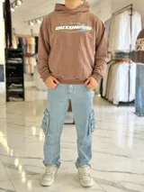 Hoodie de corte boxy fit color gris, con capucha y estampado frontal con la leyenda "Duxon Creative Studios".