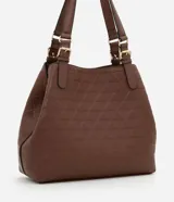 Cartera tipo hobo de gran tamaño en color marrón, confeccionada en poliuretano con textura geométrica grabada en relieve. Presenta doble asa de hombro con hebillas metálicas decorativas y cierre principal mediante botón.