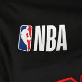 Buzo de entrenamiento NBA de los Chicago Bulls, color negro con detalles en rojo en las mangas y cuello. Presenta el logo de la NBA en el pecho y el nombre del equipo estampado en el frente.