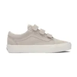 Championes Vans Old Skool V color gris claro, con tres tiras de velcro en lugar de cordones. Fabricados en gamuza y lona, con suela waffle de goma.