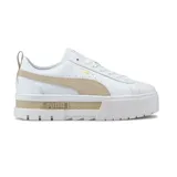 Championes Puma modelo Mayze, de diseño urbano con plataforma elevada. Presentan una base blanca con detalles en color beige en la franja lateral y en la entresuela, donde destaca el logo de la marca en relieve.