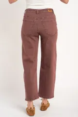 Jean de corte baggy tiro alto, color marrón, con cintura elástica ajustable mediante cordón y bolsillos delanteros y traseros.