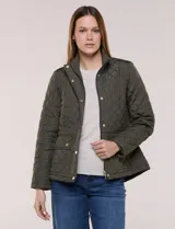 Campera capitoneada verde militar de la línea Weatherproof, con diseño a rombos, cuello alto mao, cierre frontal con cremallera y botones a presión dorados, bolsillos frontales con solapa y trabas de ajuste en la cintura.