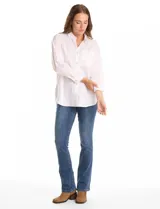 Camisa de corte oversize marca Grand & Greene, confeccionada en una mezcla de tencel, poliéster y elastano. Presenta cuello con solapa, cierre frontal con botones, mangas largas con hombros caídos y puños con botón. Incluye un bolsillo en el pecho, canesú trasero con tablón central y un bajo redondeado asimétrico, siendo más largo en la parte posterior.