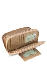 Billetera larga de diseño rectangular en tono beige, confeccionada en símil cuero con textura combinada. Cuenta con doble compartimento principal con cierre, solapa frontal con broche a presión, visor para documentos y tarjetero extraíble. Incluye monedero interno y múltiples espacios para billetes y tarjetas.