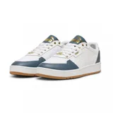 Championes Puma Court Classic de diseño urbano, color blanco con detalles en negro en la lengüeta y el talón. Presenta logo Puma en dorado en el lateral y la lengüeta, ojales superiores metálicos dorados y suela de goma color caramelo.