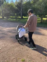 Buzo marrón con cuello redondo y puños y cintura acanalados.